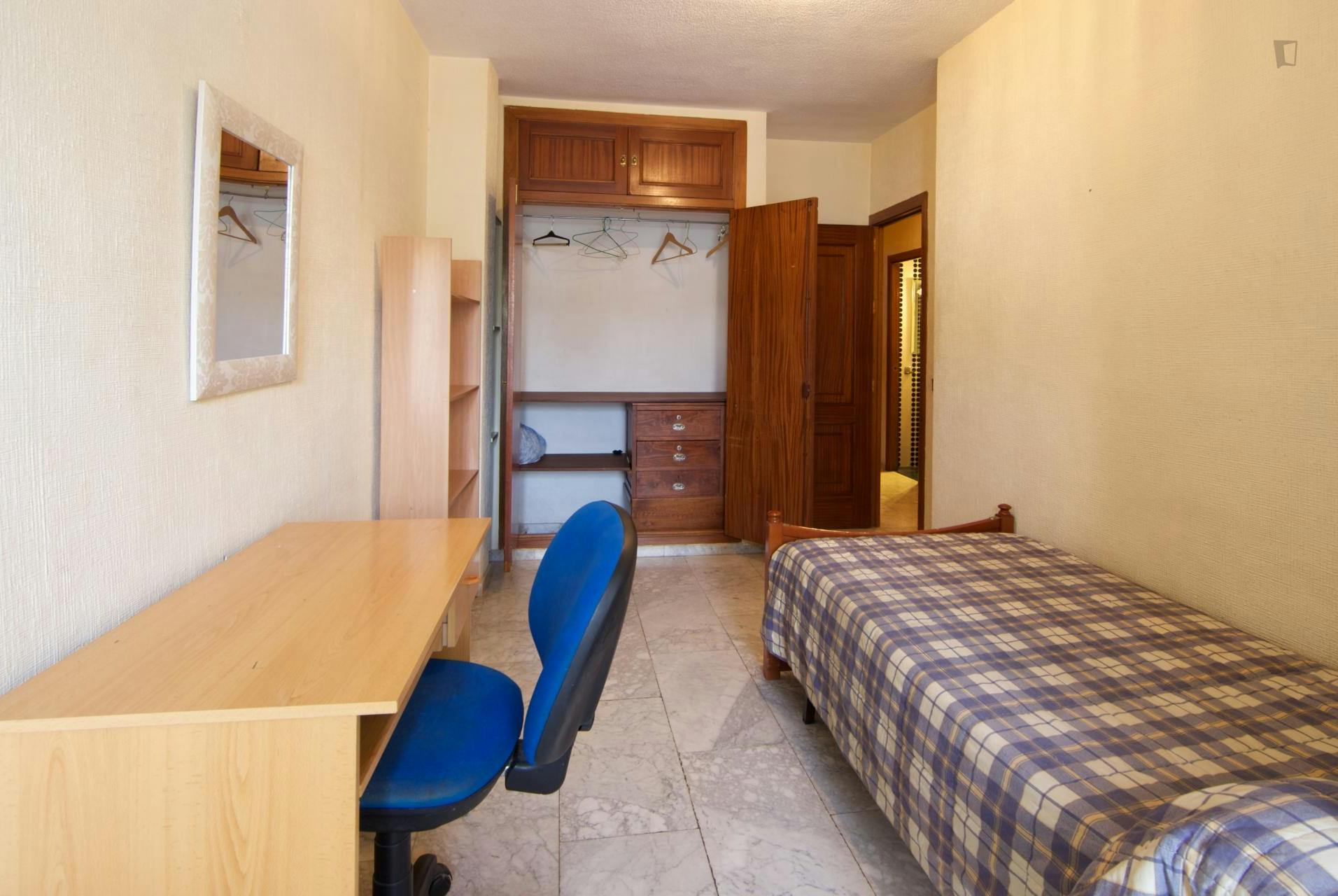 Affordable single bedroom in a 3-bedroom apartment in Ciudad Jardín