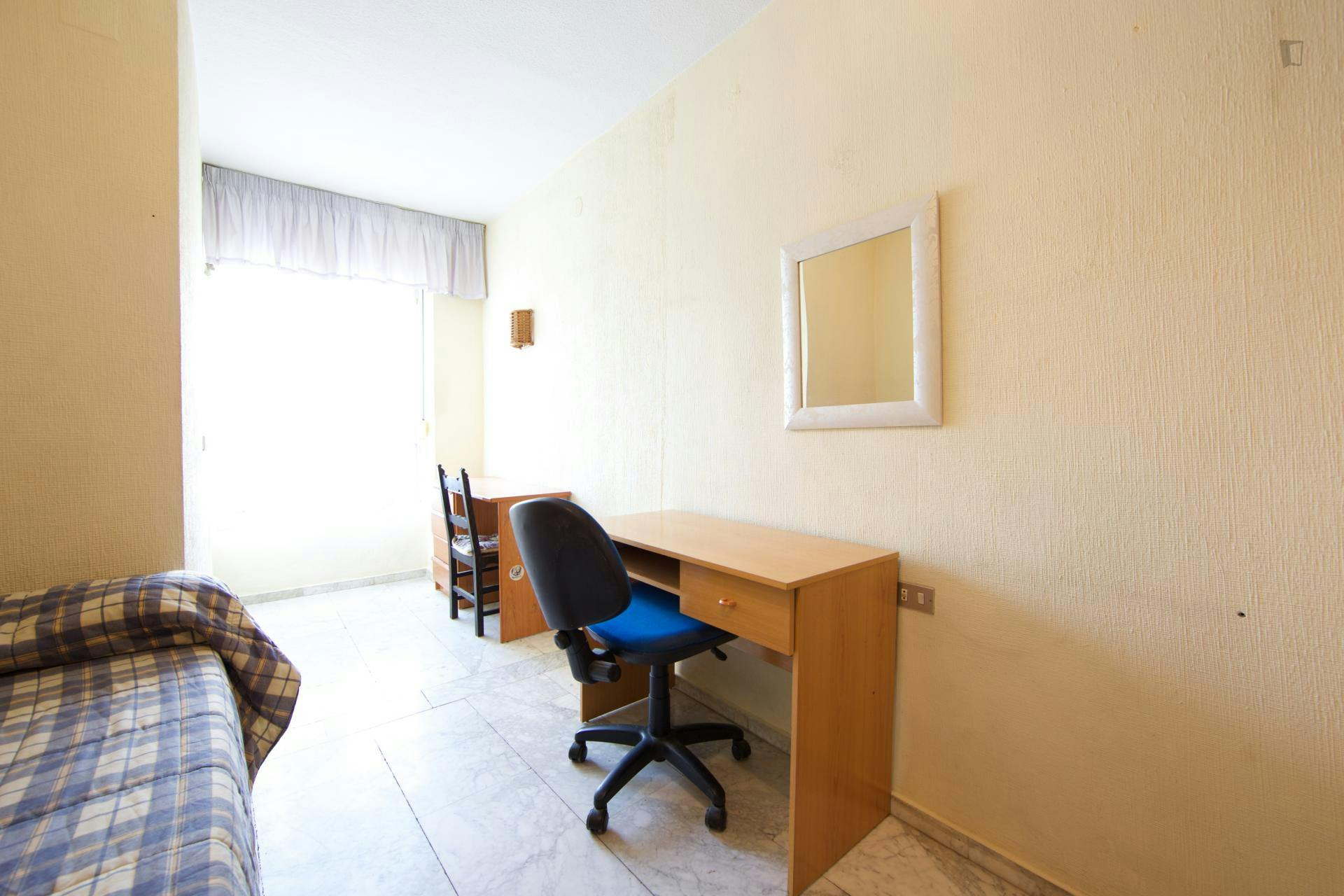 Affordable single bedroom in a 3-bedroom apartment in Ciudad Jardín