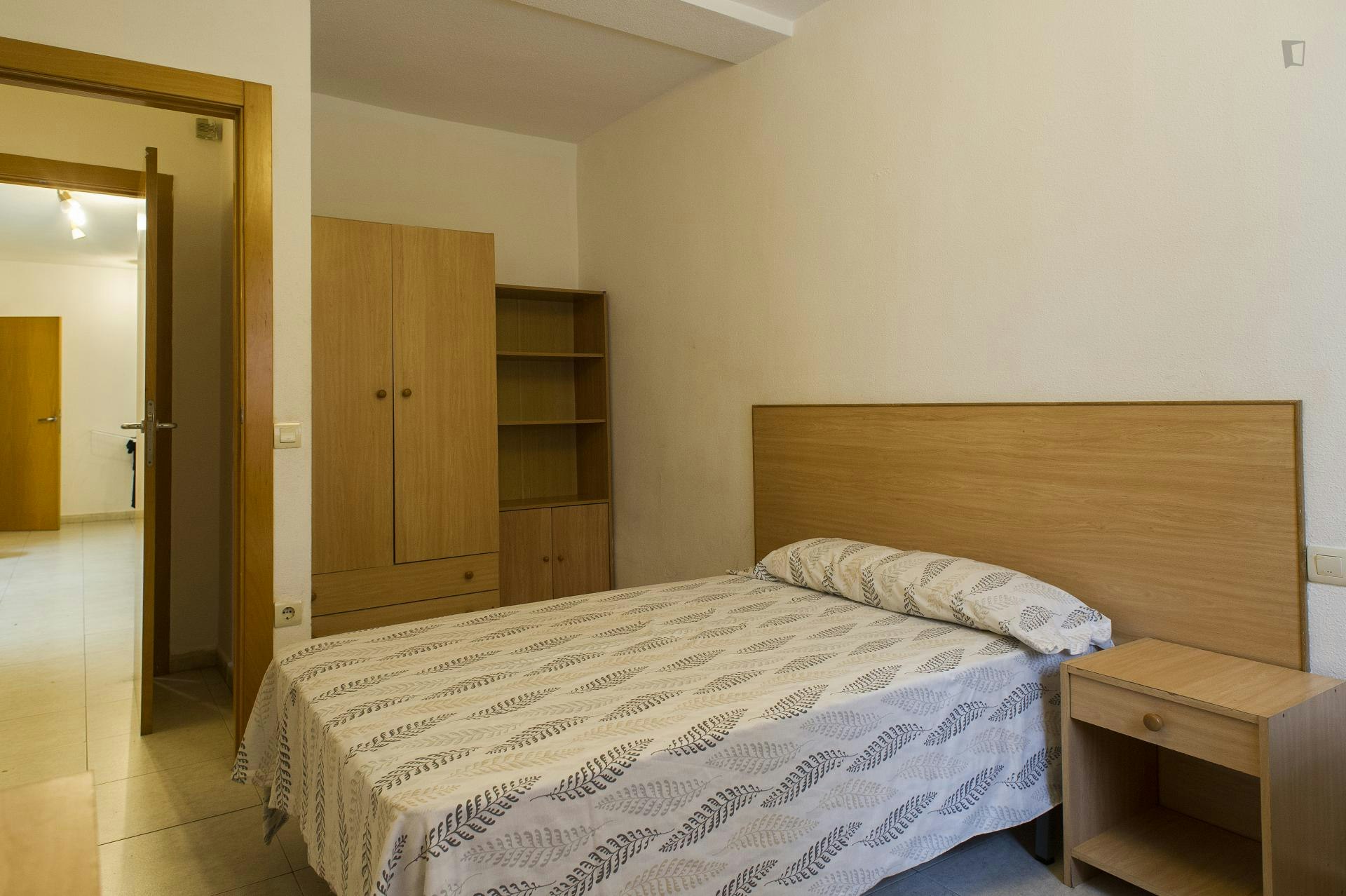 Very nice single bedroom in a 6-bedroom flat, near Parque de la Alamedilla