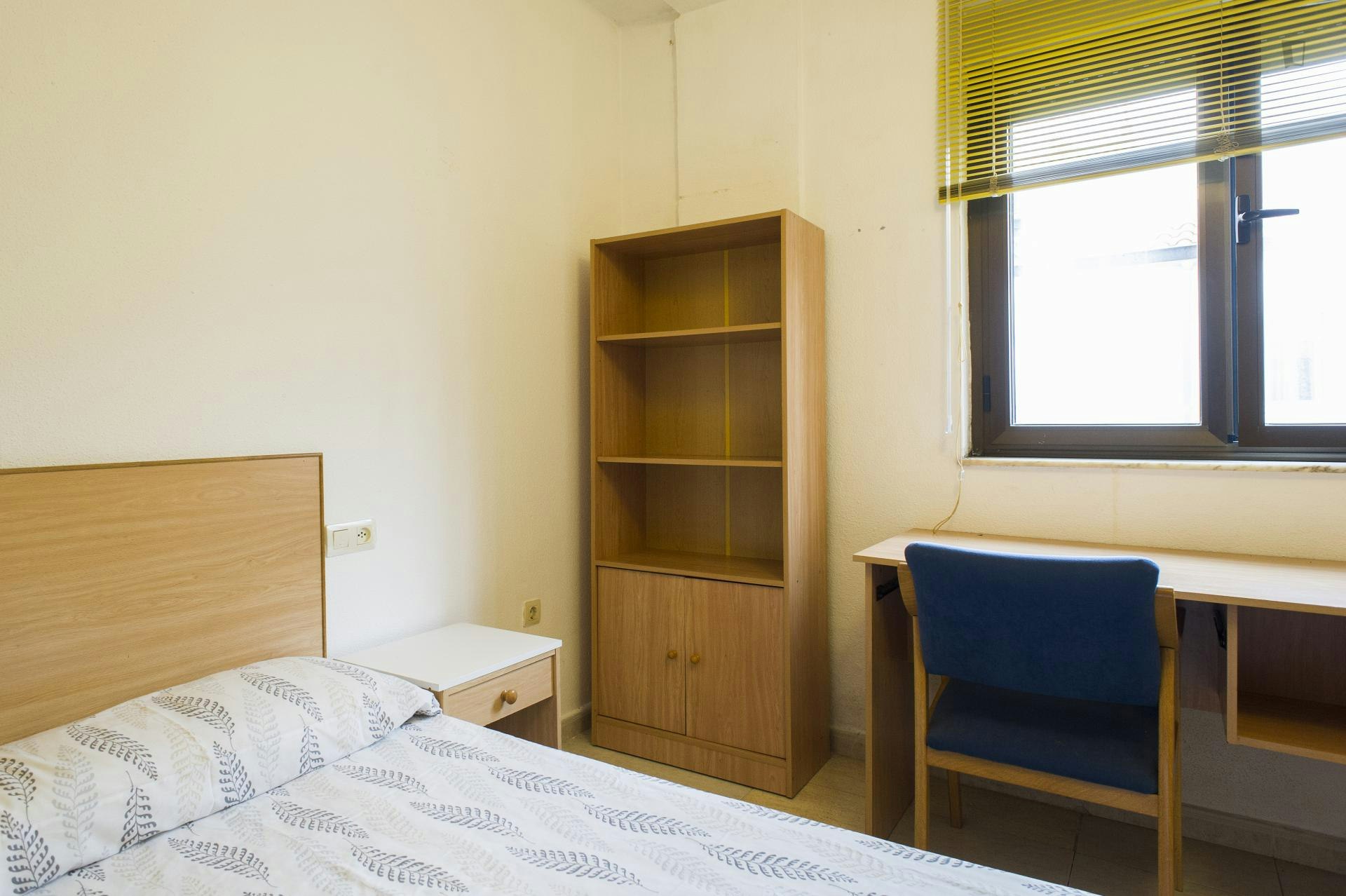 Snug single bedroom in a 6-bedroom flat, near Universidad De Salamanca