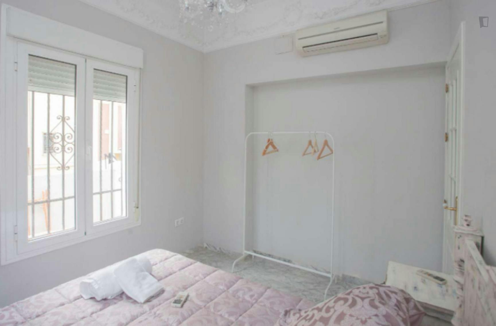Pleasant double bedroom in a student flat, in Porvenir