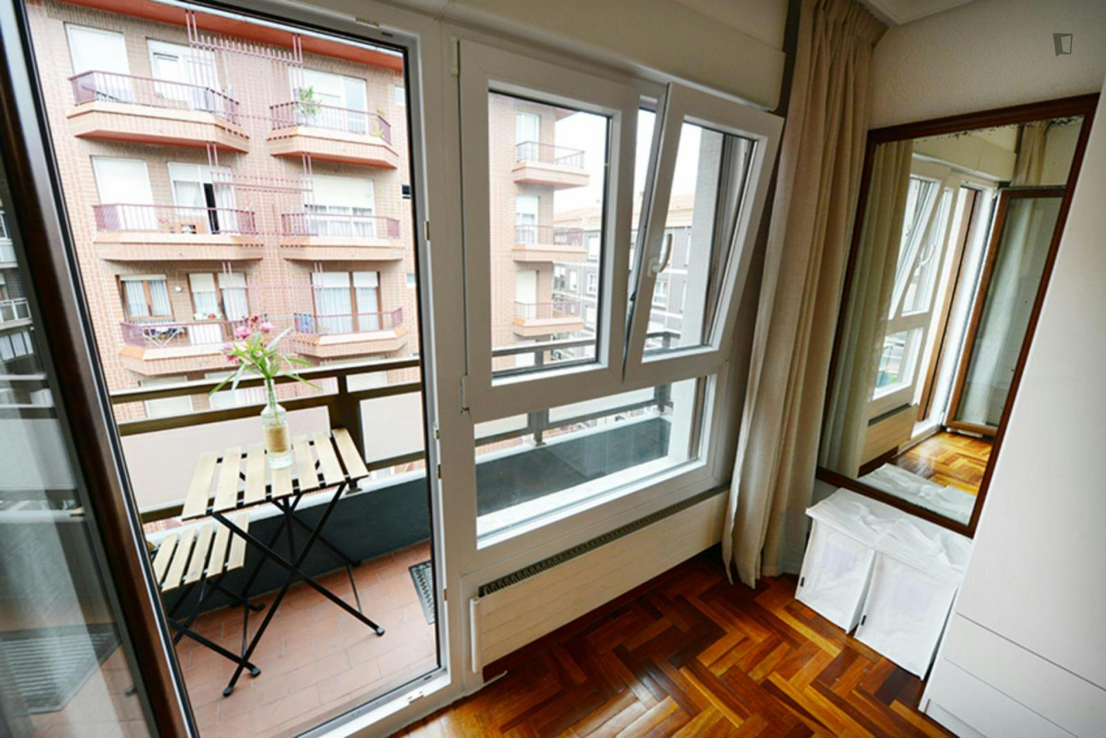 Cozy double bedroom with balcony near Basarrate metro station