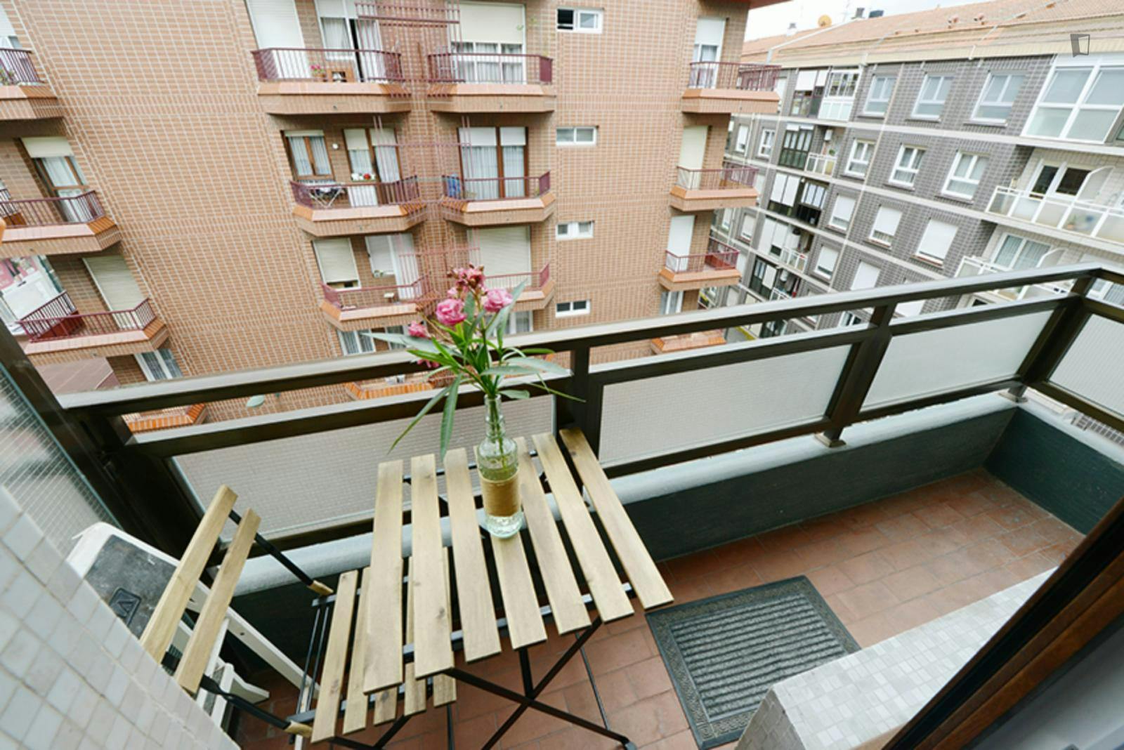 Cozy double bedroom with balcony near Basarrate metro station