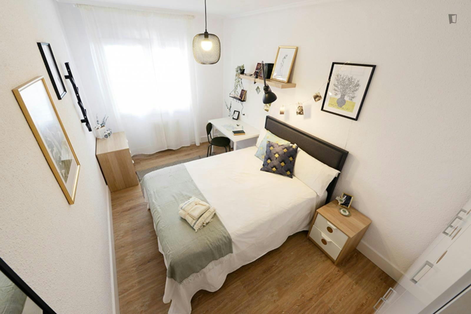 Welcoming double bedroom near the Basarrate metro
