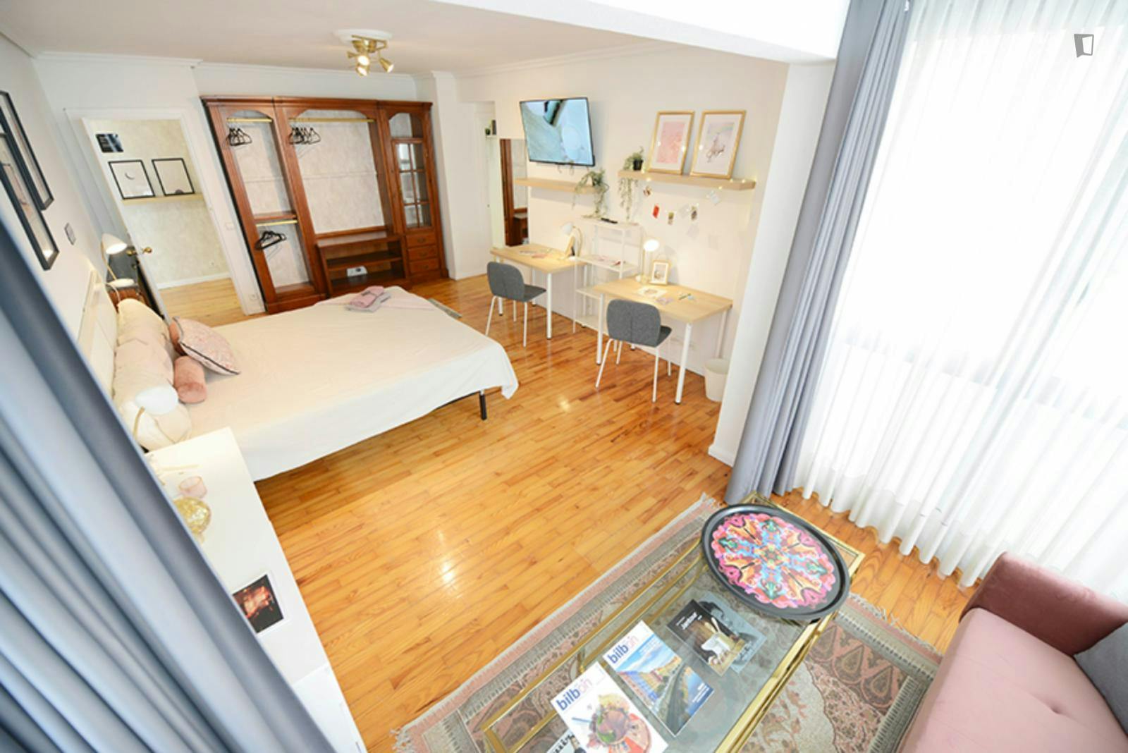 Inviting double bedroom in Solokoetxe
