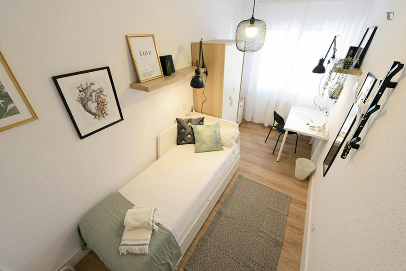 Very cool single bedroom in Santutxu