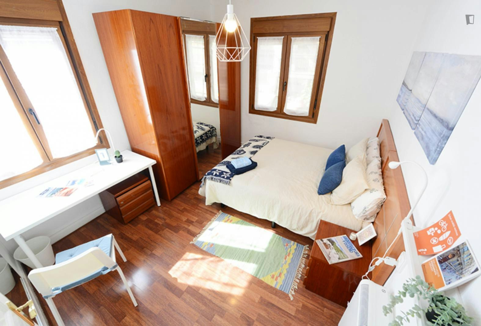 Bright Double Bedroom near Santuxu Metro