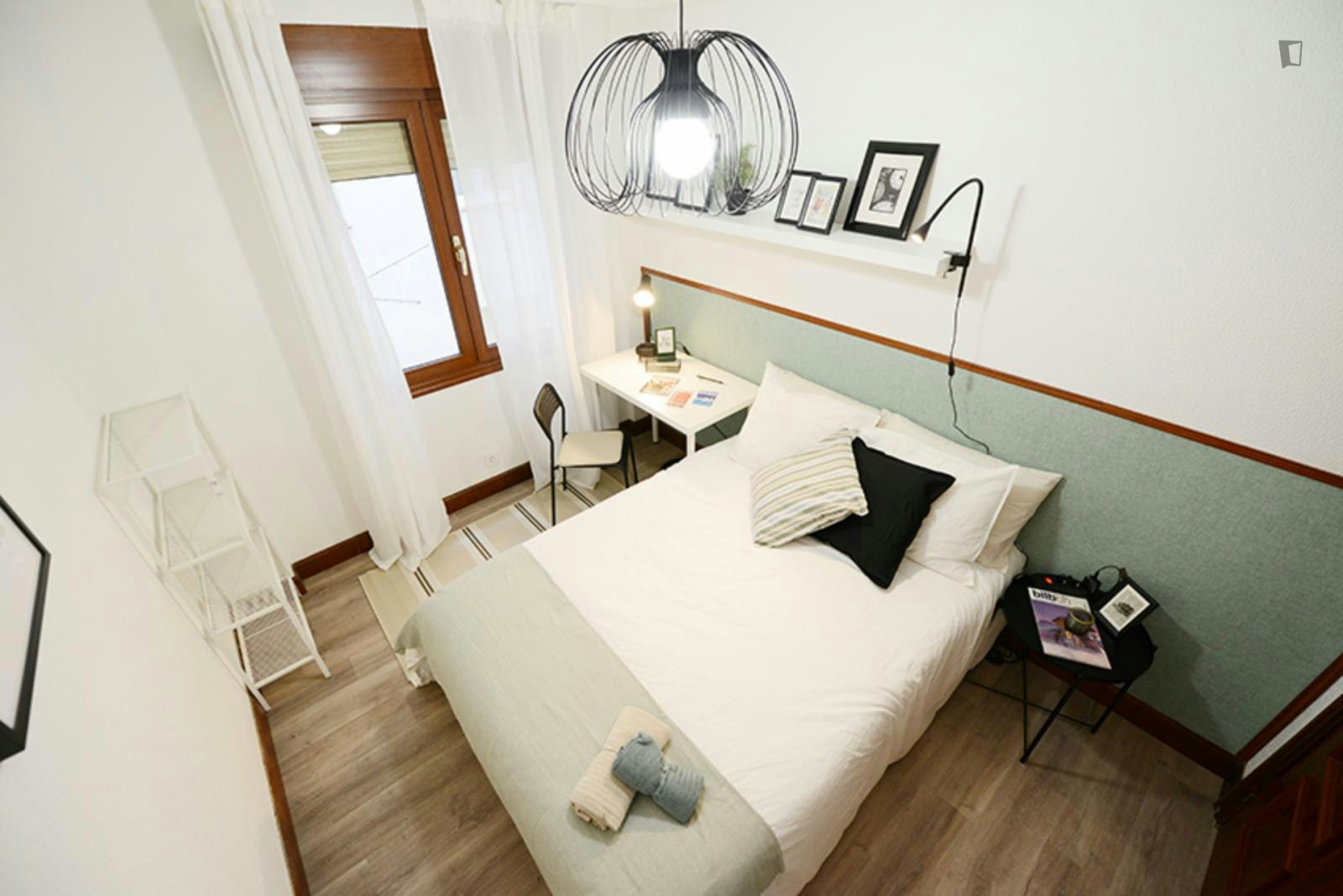 Cozy double bedroom near Basarrate Metro