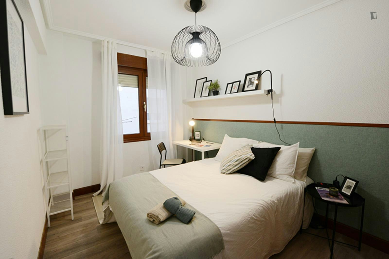 Cozy double bedroom near Basarrate Metro