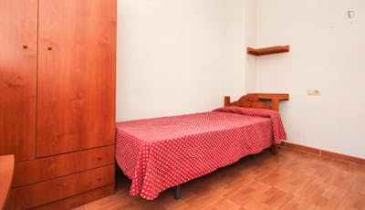 Welcoming single bedroom in a student flat, near Parque García Lorca  - Gallery -  1
