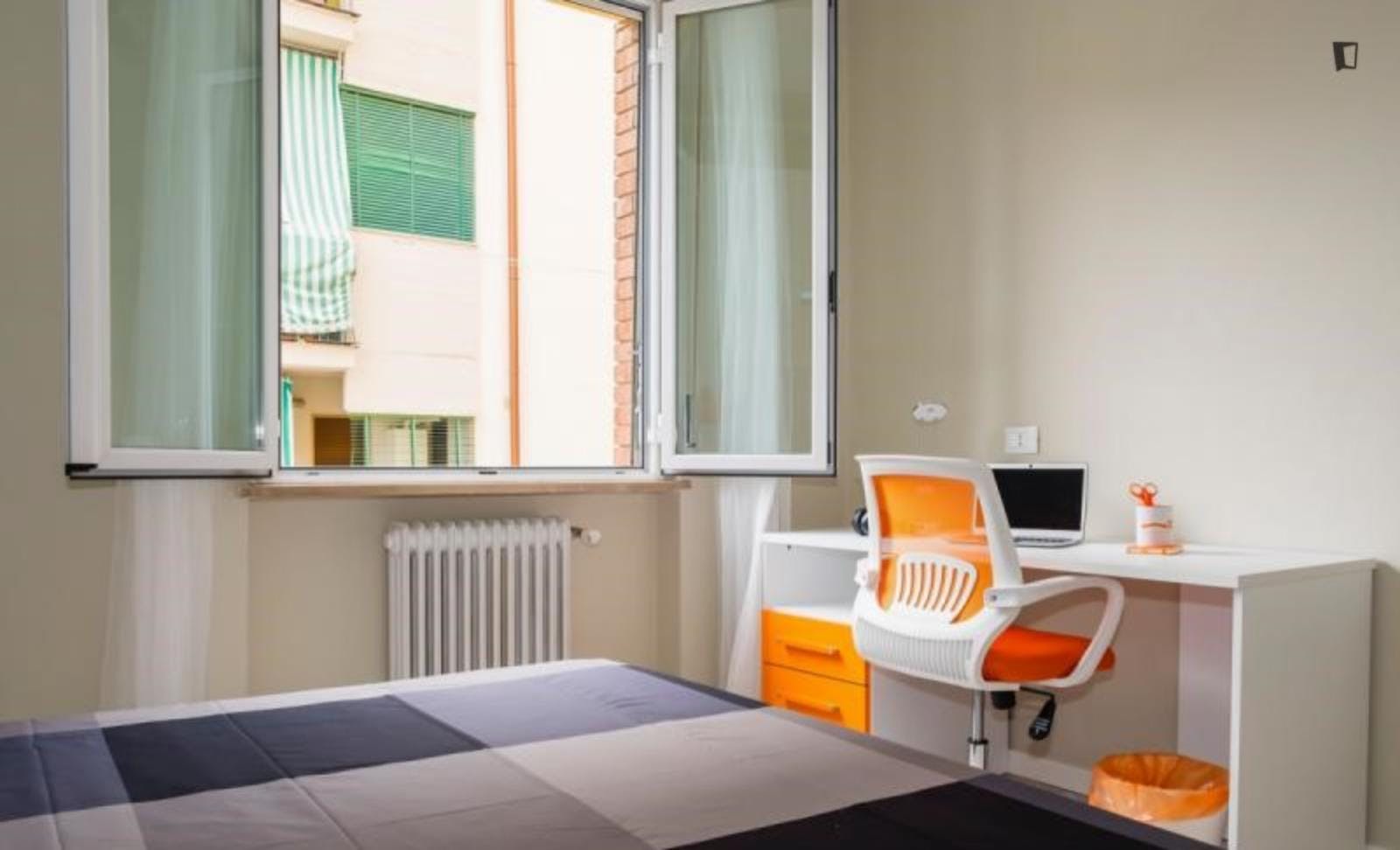 Agreeable Double Bedroom walking distance from Università di Pisa
