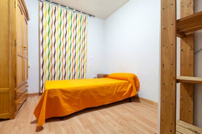 Cool single bedroom in a 3-bedroom flat, in a residence in Figares  - Gallery -  1