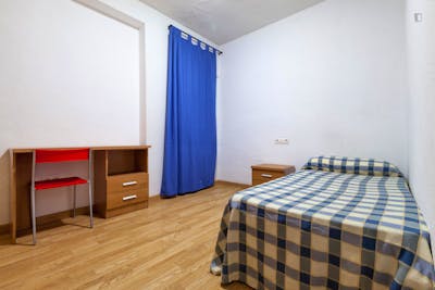 Simple single bedroom in a residence close to Parque García Lorca  - Gallery -  1