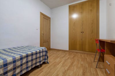 Simple single bedroom in a residence close to Parque García Lorca  - Gallery -  2