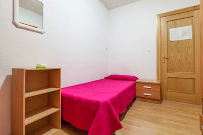 Lively single bedroom in a 6-bedroom flat in Figares  - Gallery -  2