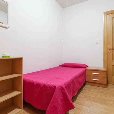 Lively single bedroom in a 6-bedroom flat in Figares  - Gallery -  2