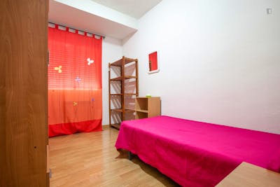 Lively single bedroom in a 6-bedroom flat in Figares  - Gallery -  1