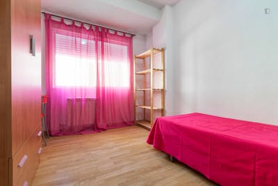 Lovely single bedroom in a wide residence in Granada  - Gallery -  1