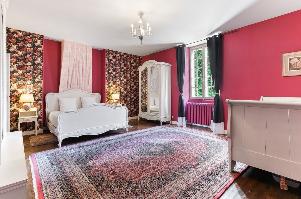 Large apartment in a 17th Century Manor in the heart of a park