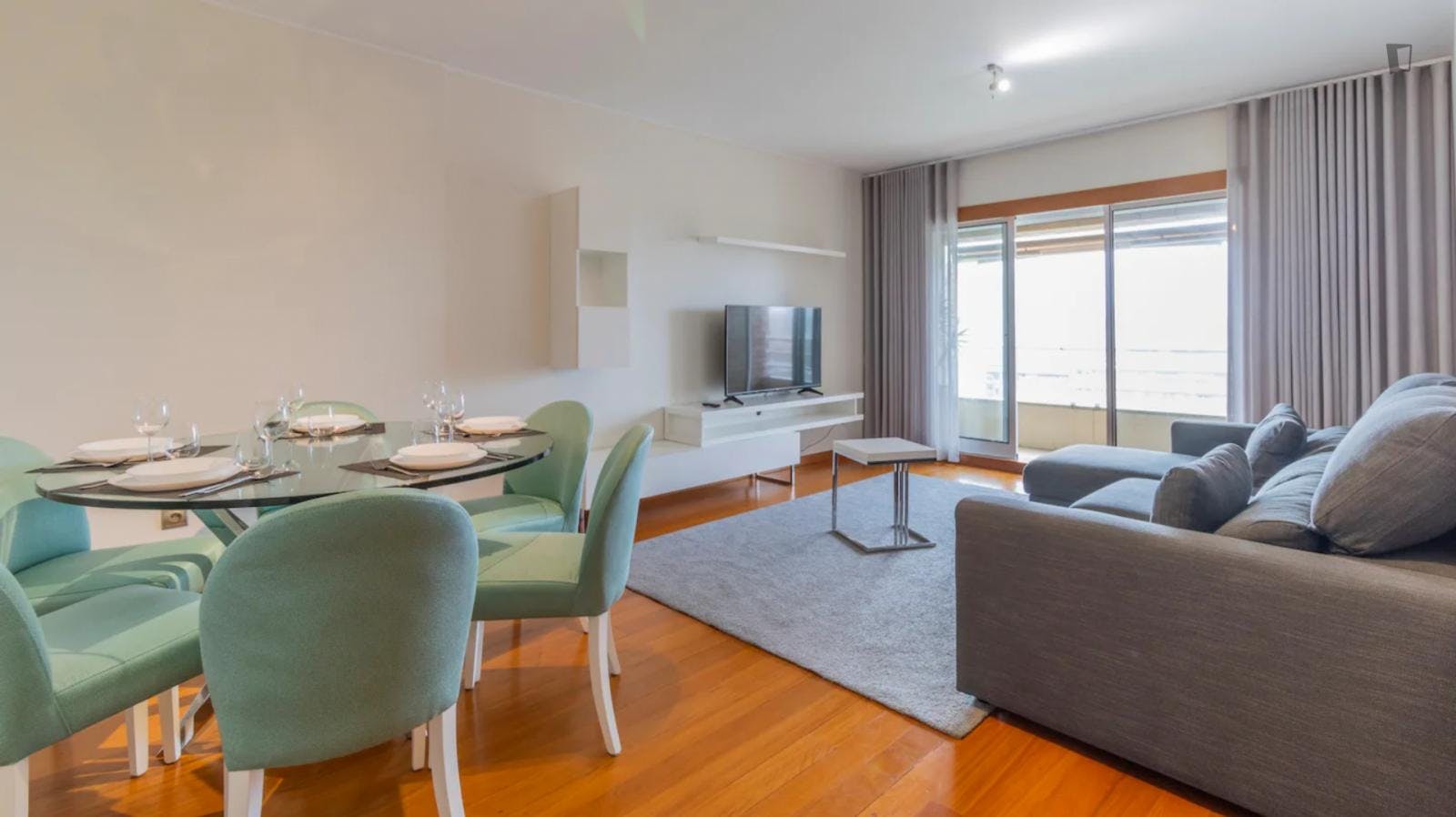 Pleasant and sunny 2-bedroom flat