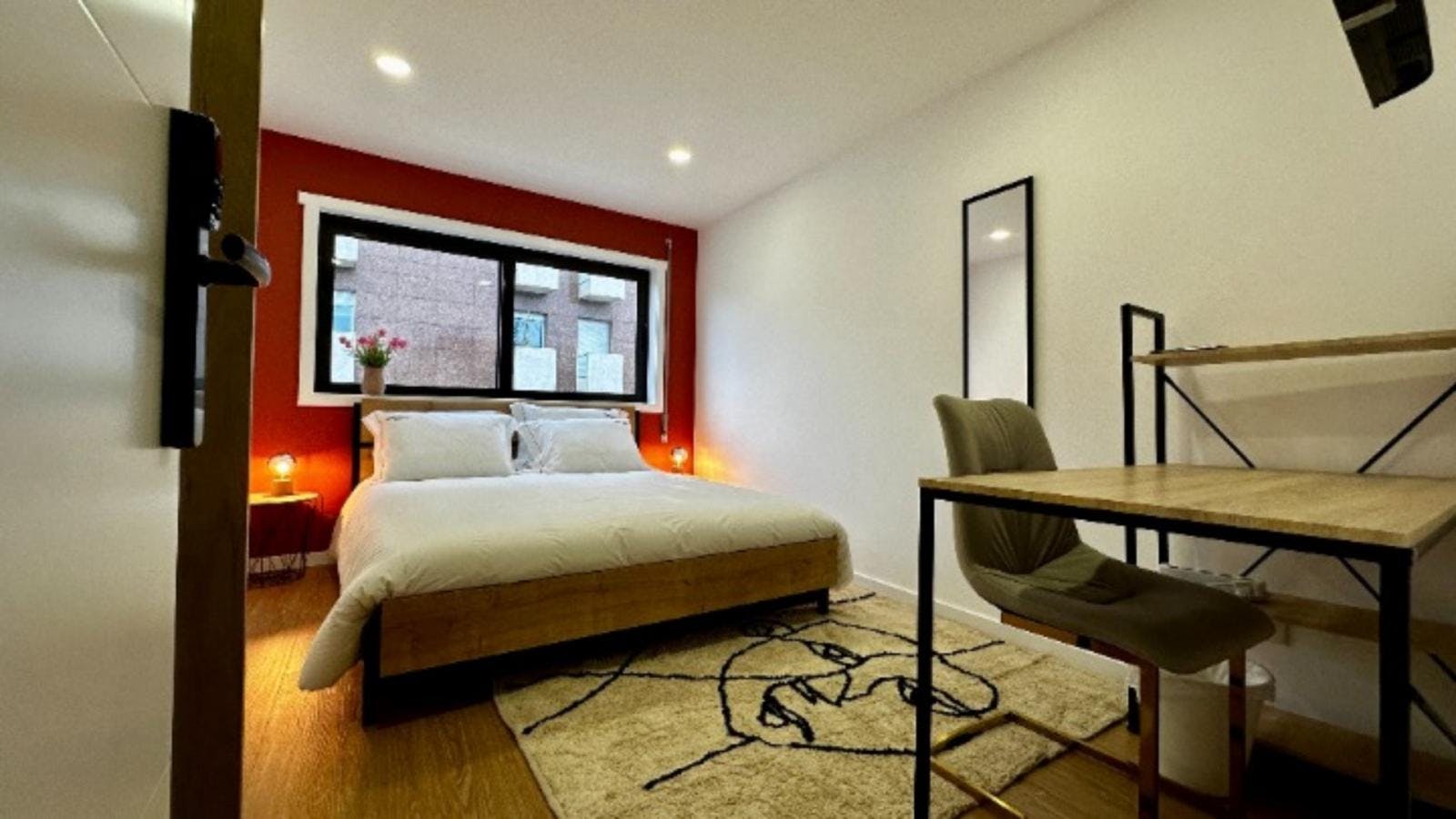 Pleasant double bedroom in a 5-bedroom flat 