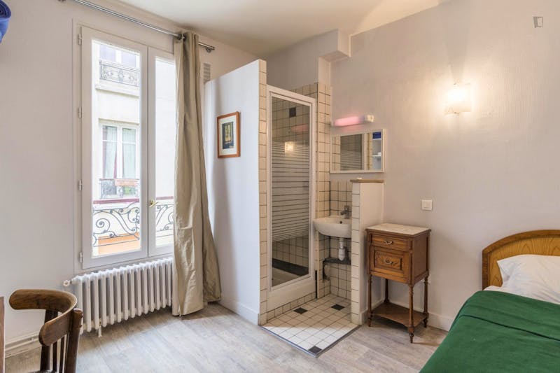 Bright single ensuite bedroom in a hotel, in the 18th arrondissement  - Gallery -  1