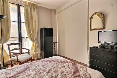 Vintage 1-bedroom apartment with a charming fireplace in Paris, next to Cathédrale Notre-Dame de Paris   - Gallery -  2