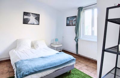 Pleasant double bedroom in La Bastide neighbourhood