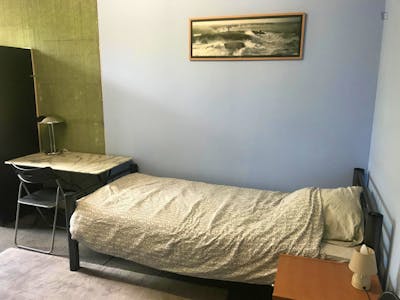 Single bed in a comfy twin bedroom in a Student House