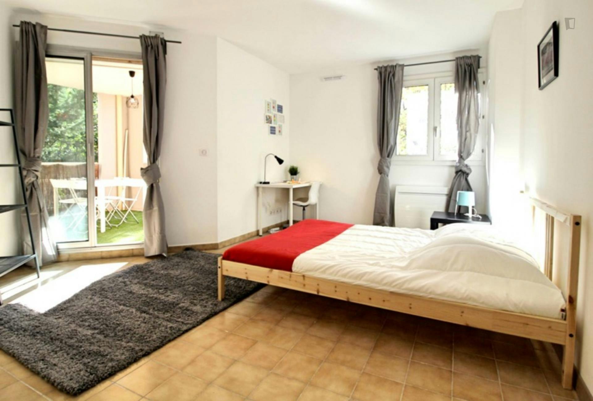 Beautiful double bedroom in a 4-bedroom apartment in Marseille