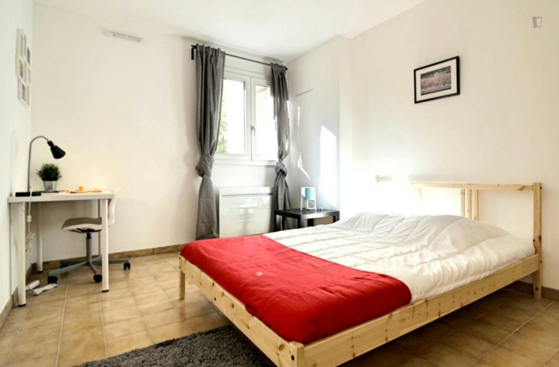 Beautiful double bedroom in a 4-bedroom apartment in Marseille