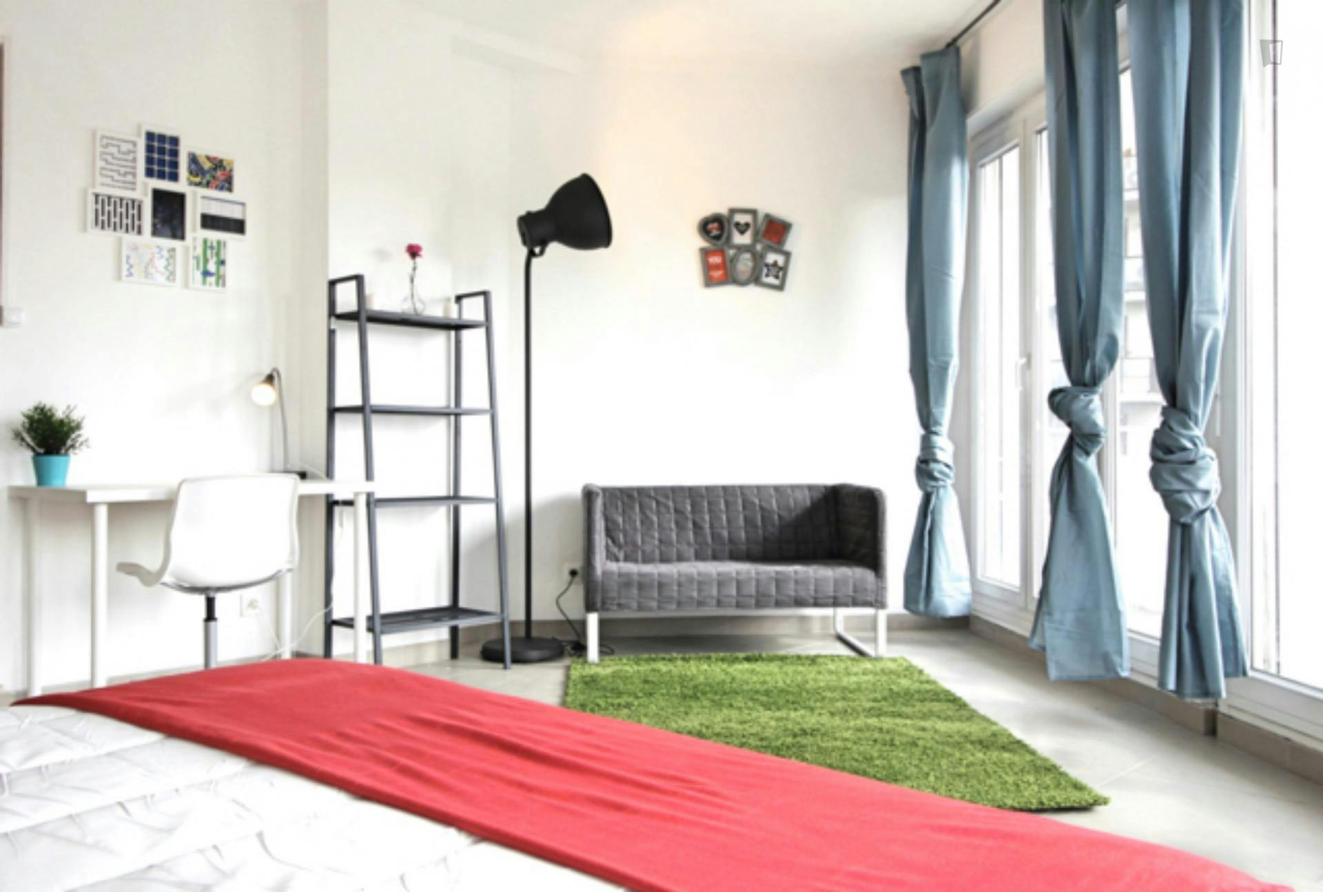 Fantastic double bedroom with balcony in a 4-bedroom apartment