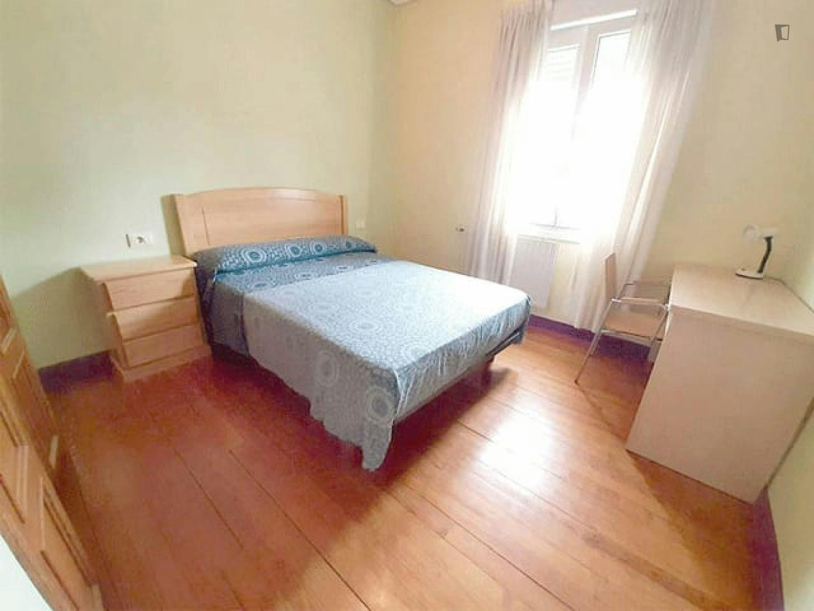 Lovely double bedroom very well connected