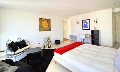 Elegant double ensuite bedroom with a balcony, in the Préfecture neighbourhood  - Gallery -  1