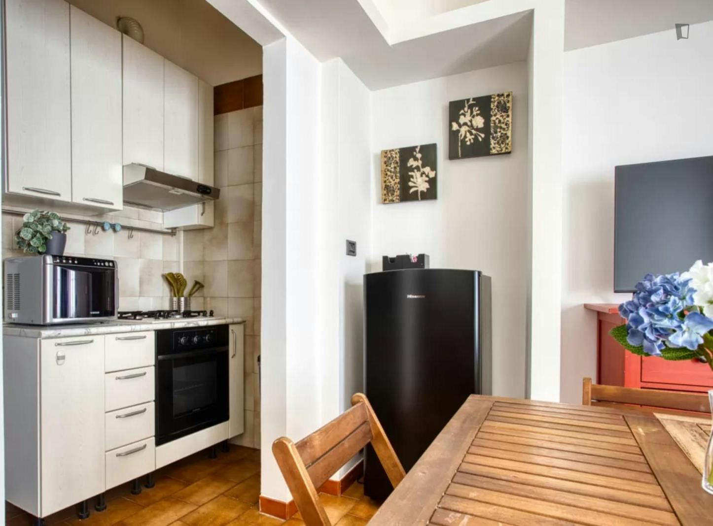 Sunny 1-bedroom apartment in Chinatown