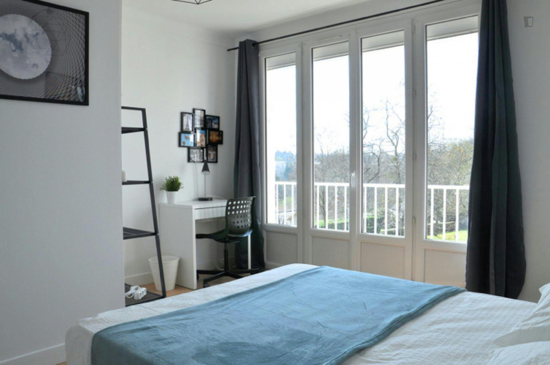 Cool double bedroom in Quartiers Nord