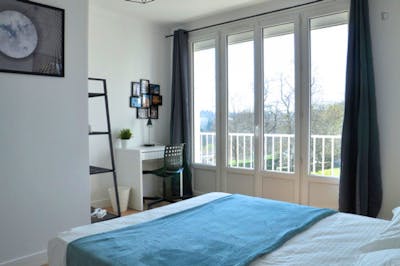 Cool double bedroom in Quartiers Nord  - Gallery -  2