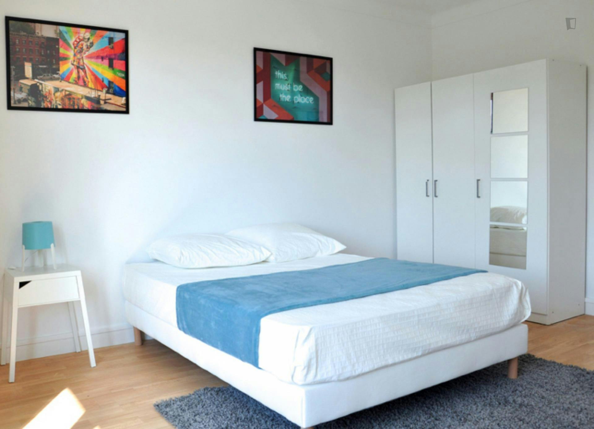 Cool double bedroom in Quartiers Nord