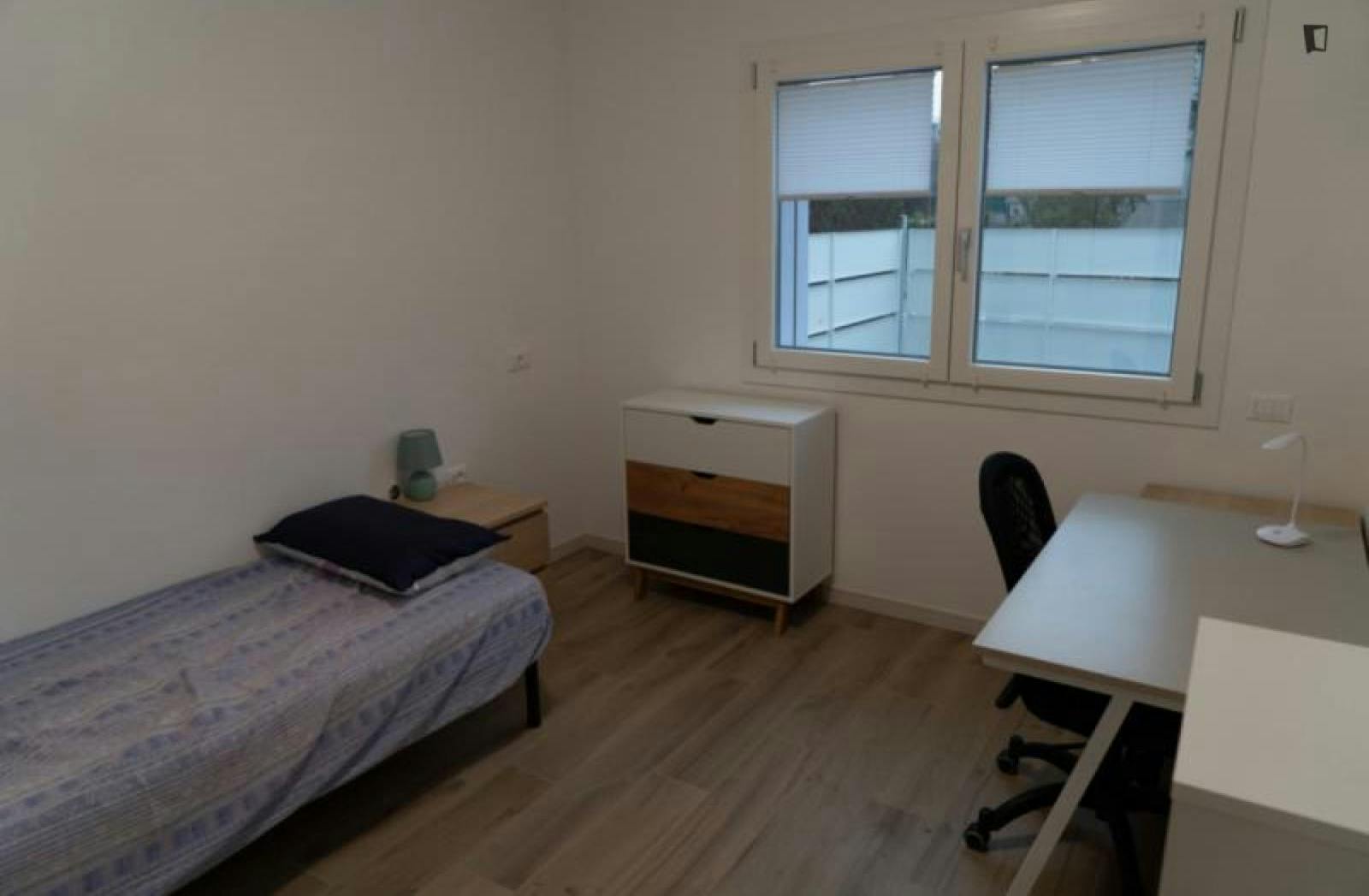 Comfy Single bedroom in 3-bedroom apartment well connected to the centre