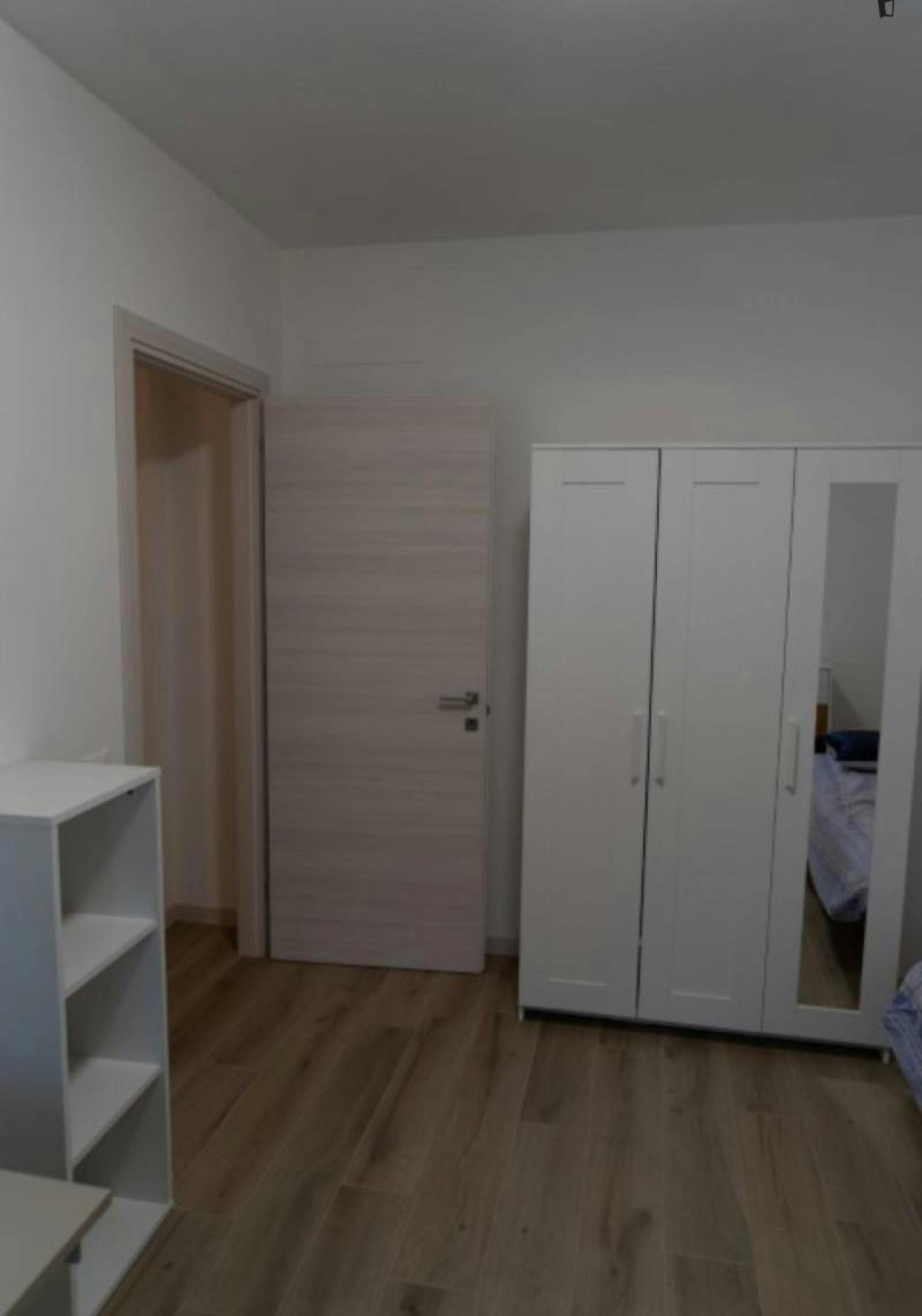 Comfy Single bedroom in 3-bedroom apartment well connected to the centre