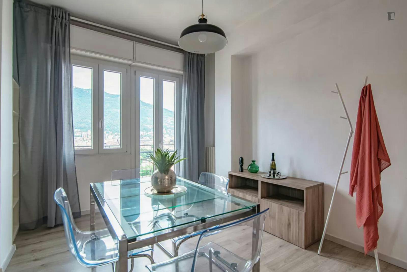 Neat 2-bedroom flat close to S. Giovanni train station