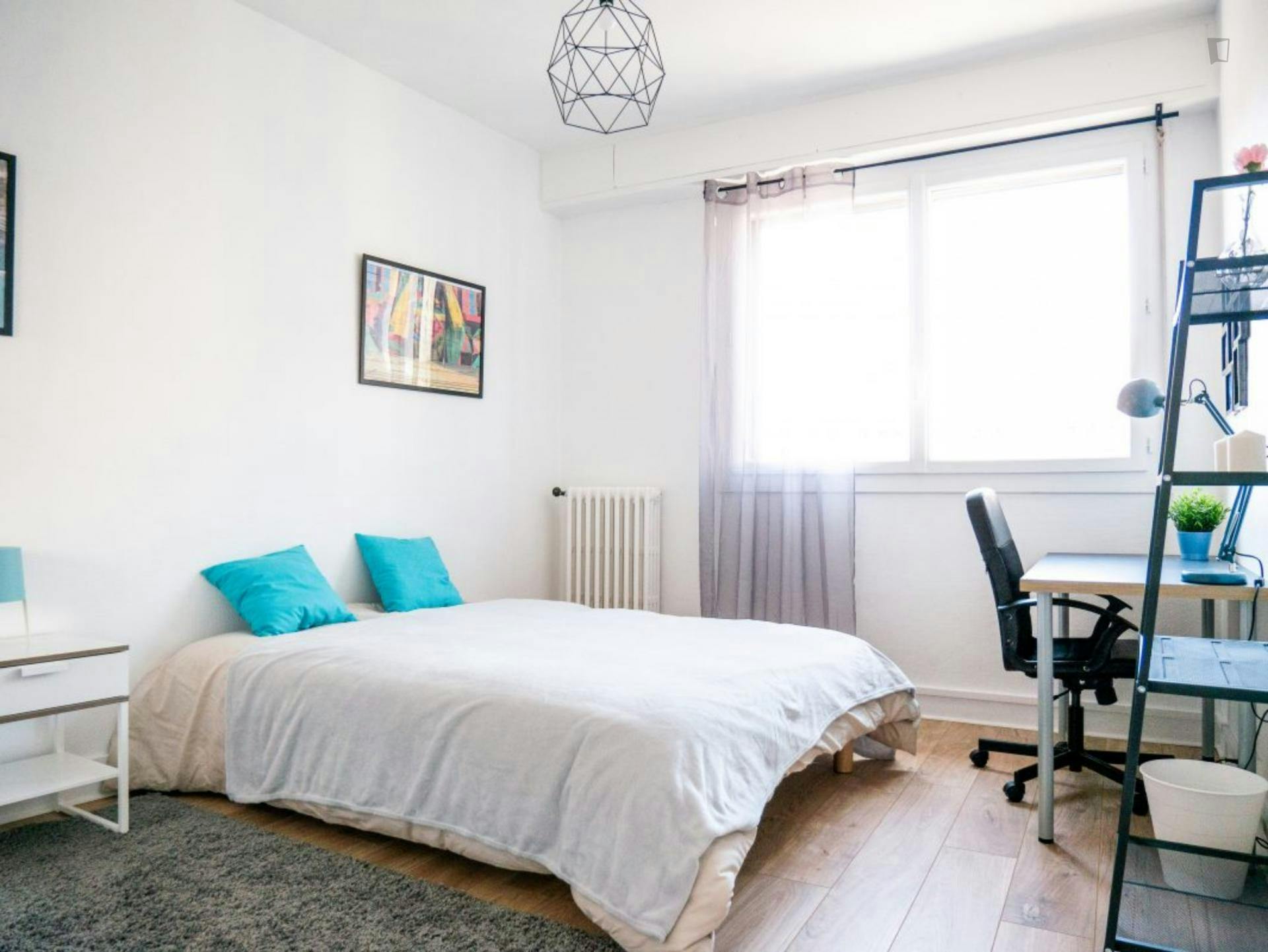 Beautiful double bedroom in a 4-bedroom apartment