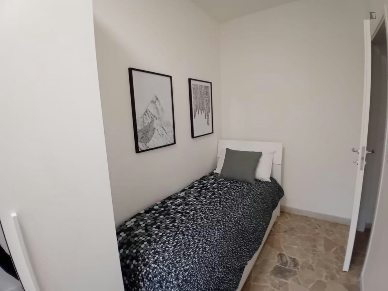 Comfy single bedroom in a 4-bedroom flat in in Madonna Pellegrina District