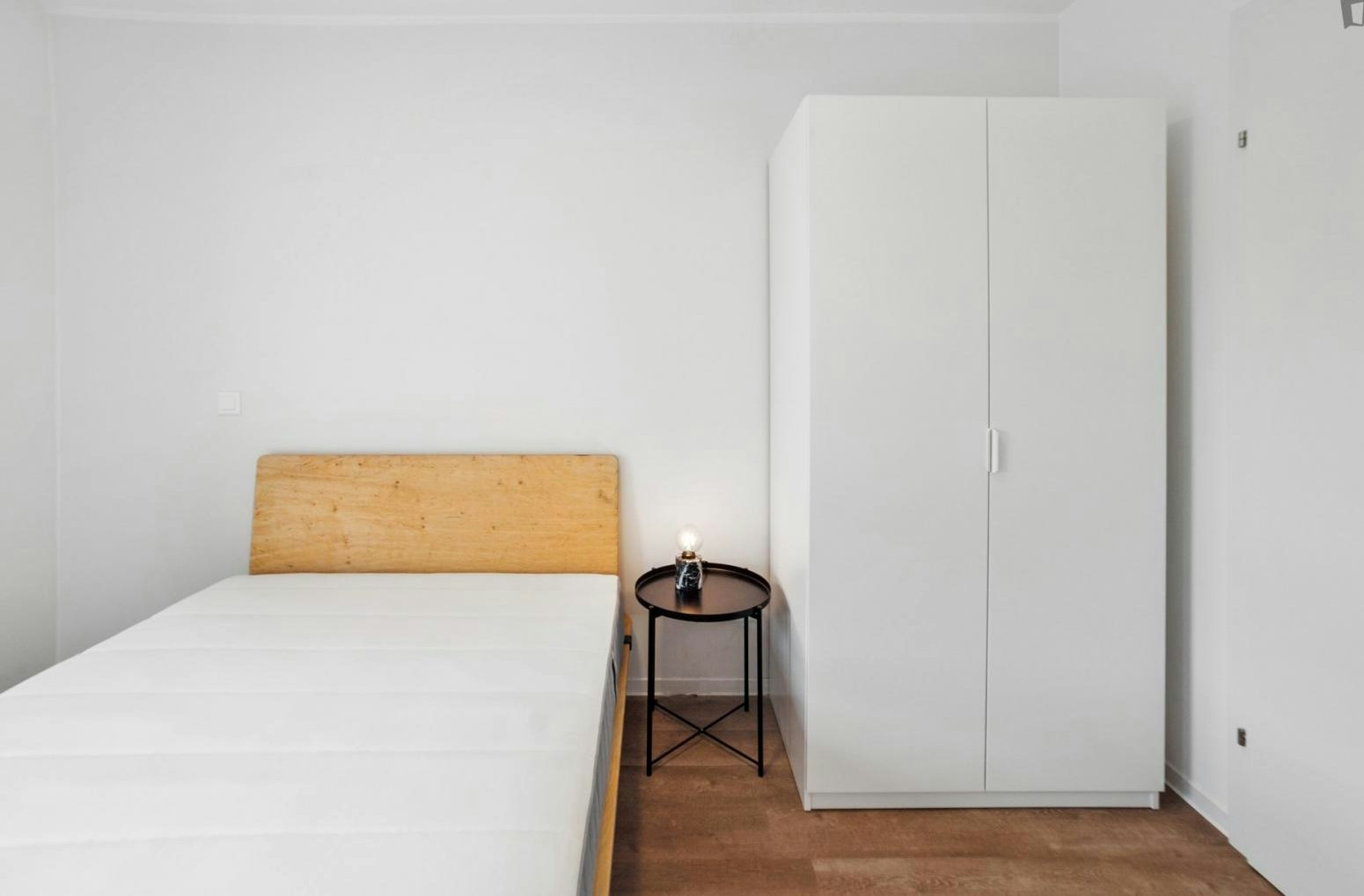 Inviting single bedroom near Helmut List Halle