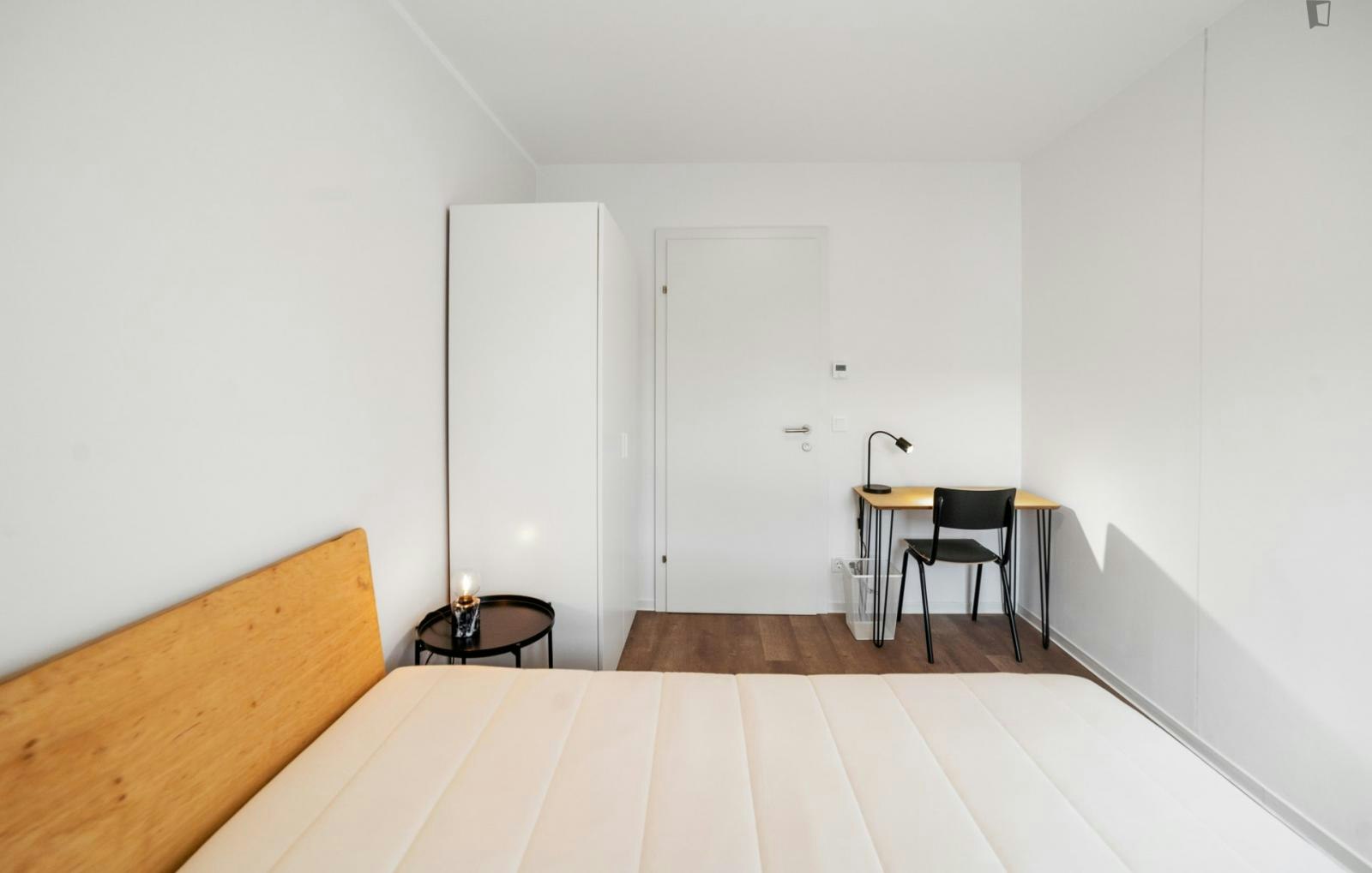 Inviting single bedroom near Helmut List Halle