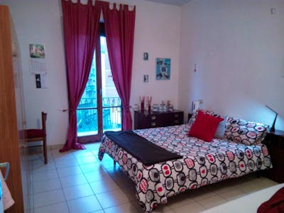 Double bedroom in a 3-bedroom apartment near Leopoldo tram stop