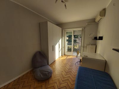 Single bedroom in a 3-bedroom apartment near Parco Nord Milano  - Gallery -  3