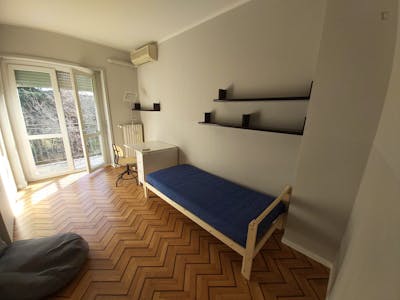 Single bedroom in a 3-bedroom apartment near Parco Nord Milano  - Gallery -  1