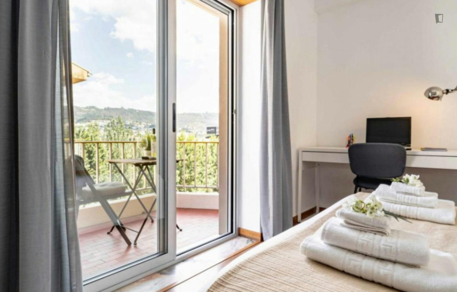 Breezy double bedroom with a balcony, in Sé de Braga e São Lazaro