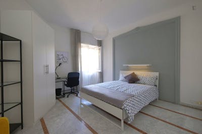 Bright double bedroom in Trieste neighbourhood